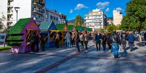 Κόσμος περπατά σε πεζόδρομο στη Καλαμάτα