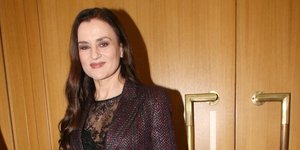 Η Καρυοφυλλιά Καραμπέτη με κοστούμι στην πρεμιέρα της «Ευτυχίας»