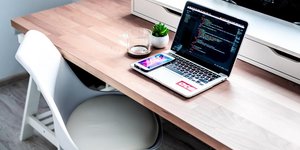 γραφείο με καρέκλα και λαπτοπ κοντά σε παράθυρο