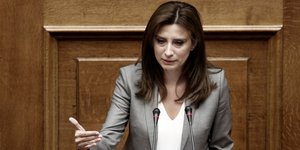 Η Νίνα Κασιμάτη στη Βουλή