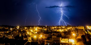 Καταιγίδα σε πόλη τη νύχτα