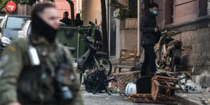 Αστυνομικοί έξω από την κατάληψη στο Κουκάκι