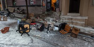 Σκηνικό πολέμου στο Κουκάκι: Οι καταληψίες πέταξαν στους αστυνομικούς πέτρες, έπιπλα και πυροσβεστήρες 