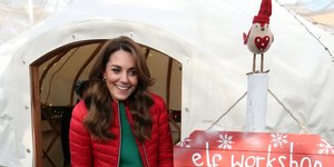 Η Κέιτ Μίντλετον με κόκκινο μπουφάν και πράσινο πουλόβερ