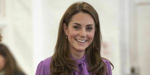 η Κέιτ Μίντλετον χαμογελά με πουκάμισο και παντελόνι