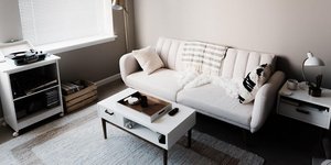 Λευκό σαλόνι, καναπές, τραπέζι, παράθυρο 