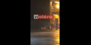 Η στιγμή του απεγκλωβισμού της γυναίκας από το ΙΧ, πριν αυτό πέσει στη θάλασσα