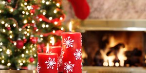 κόκκινα χριστουγεννιάτικα κεριά