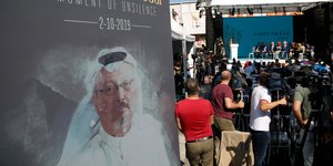 Αφίσα του Κασόγκι σε εκδήλωση