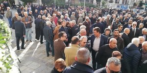 Πλήθος κόσμου είπε το τελευταίο «αντίο» στον Γιώργο Δεικτάκη που υπέστη ανακοπή στο γήπεδο