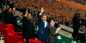 Ο Κιμ Γιονγκ Ουν χαιρετάει μπροστά σε πλήθος