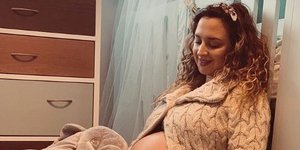 Η Κλέλια Πανταζή με ζακέτα στο παιδικό δωμάτιο