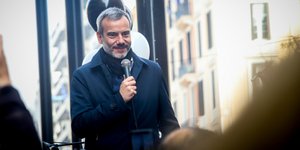 Κωνσταντίνος Ζέρβας κρατά μικρόφωνο