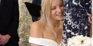 νύφη αγκαλιά με το χαλί 