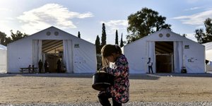 Κορίτσι σε δομή μεταναστών