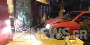 Το ΙΧ που εισέβαλε στο κοσμηματοπωλείο