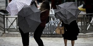 Γυναίκες με ομπρέλες στην πλατεία Κοραή