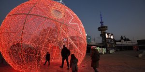 Μια τεράστια κόκκινη χριστουγεννιάτικη μπάλα στη Θεσσαλονίκη