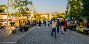 Κόσμος περπατά σε πεζόδρομο στο Θησείο ανάμεσα από πλανόδιους