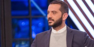 Ο Λεωνίδας Κουτσόπουλςο με γκρι σακάκι