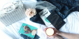 Βιβλία και δώρα πάνω σε κρεβάτι