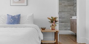 Κρεβατοκάμαρα διαμερίσματος με κομοδίνο και κάδρο 