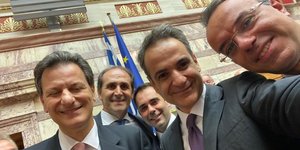 Η selfie του Κυριάκου Μητσοτάκη με το οικονομικό επιτελείο