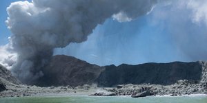 Πυκνός καπνός από την έκρηξη ηφαιστείου στο Λευκό Νησί στη Νέα Ζηλανδία