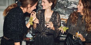 γυναίκες με λαμπερά looks γελάνε στην κουζίνα