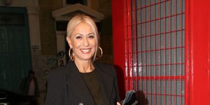 Η Μαρία Μπακοδήμου με μαύρο σακάκι και γκρι κολάν