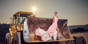 Η Μαρία σε φωτογράφιση στο GNTM 2 πάνω σε εκσκαφέα 