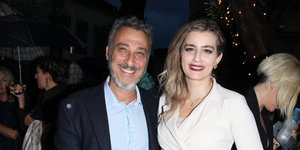 Η Μαρία Κίτσου με λευκό φόρεμα με τον σύντροφός της Μίνωα Μάτσα