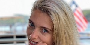 Μαριάννα Λαιμού γαλάζια μάτια