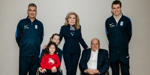 Η Μαριάννα Β. Βαρδινογιάννη με τους δυο παραολυμπιονίκες, τον προπονητή της Αλεξάνδρας Σταματοπούλου, Μιχάλη Νικόπουλο, και τον Πρόεδρο της Ελληνικής Παραολυμπιακής Επιτροπής κύριο Γιώργο Φουντουλάκη