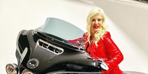 Η Μαρίνα Πατούλη ποζάρει πάνω σε μια μηχανή / Φωτογραφία: marina_patoulis / Instagram