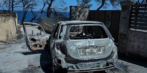 Καμμένο αυτοκίνητο από την πυρκαγιά στο Μάτι