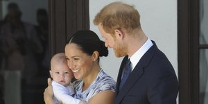 Η Μέγκαν Μαρκλ αγκαλιά με τον Αρτσι και τον πρίγκιπα Χάρι