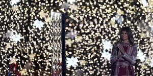 Η Μελάνια Τραμπ και εκατομμύρια λαμπιόνια γύρω  της