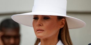 Η Μελάνια Τραμπ με λευκό καπέλο και λευκό ταγέρ