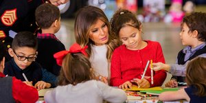 Η Μελάνια Τραμπ με παιδιά που ζωγραφίζουν 