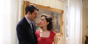 Ο Μελέτης και η Πηνελόπη Σεβαστού σε σκηνή από τις «Άγριες Μέλισσες»