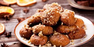 Λευκό πιάτο γεμάτο μελομακάρονα 