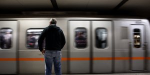 Επιβάτης μπροστά από συρμό του Μετρό