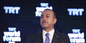 Ο Μεβλούτ Τσαβούσογλου με μπλε γραβάτα