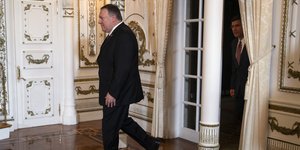 Μάικ Πομπέο περπατάει