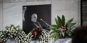 Μικρούτσικος φωτό στεφάνια κηδεία