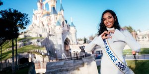 H Μις Γαλλία έξω από την Disney σχηματίζει καρδιά