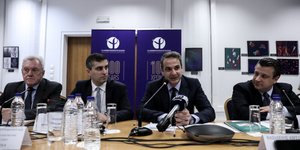 Ο Κυριάκος Μητσοτάκης με τον Χρίστο Δήμα στην εναρκτήρια συνεδρίαση του Εθνικού Συμβουλίου Ερευνας, Τεχνολογίας και Καινοτομίας