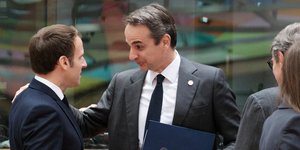 Εμανουέλ Μακρόν και Κυριάκος Μητσοτάκης συζητούν στη σύνοδο Κορυφής της ΕΕ