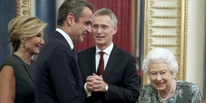 Ο Κυριάκος και η Μαρέβα Μητσοτάκη με τη βασίλισσα Ελισάβετ